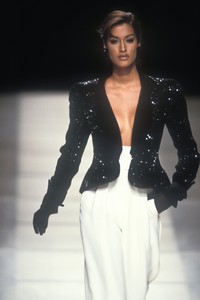 1283756167_GiorgioArmani1992WomenRTW113.thumb.jpg.a05963a5fc9cf101f60388a2183d1dde.jpg