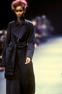 1323461701_CommedesGarcons1992WomenRTW37.thumb.jpg.3490539e064cfb24d246dfd138cb7605.jpg