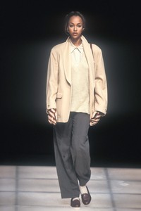 1330572974_GiorgioArmani1992WomenRTW19.thumb.jpg.6ac9b82d0e6a0d5d2385746b9da7164d.jpg