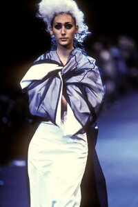 1330880650_CommedesGarcons1992WomenRTW2.thumb.jpg.fbcd6f0f3f6930b7cdb43b747e3faa99.jpg