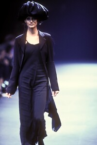 1346228261_CommedesGarcons1992WomenRTW83.thumb.jpg.b7d3c5f8ff40c4ae9039a8977f8c9c1e.jpg