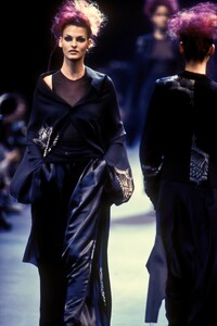 1477807682_CommedesGarcons1992WomenRTW31.thumb.jpg.2170fb4d7d227d4bf23683729722f519.jpg