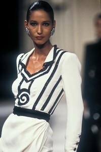 1530070993_Valentino1989HauteCouture47.thumb.jpg.cbd5cadac472e2ed8f7cca8a26626cc8.jpg