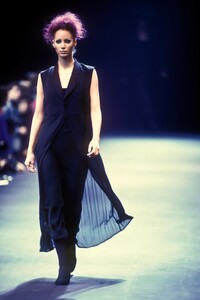 1538843465_CommedesGarcons1992WomenRTW17.thumb.jpg.3619d7660ab5c86b117f39557bdc9a3f.jpg