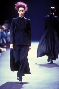 1551589311_CommedesGarcons1992WomenRTW66.thumb.jpg.3b0e40cde9063f2bd53cf3f2ec18fed4.jpg