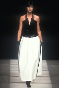 1555747521_GiorgioArmani1992WomenRTW123.thumb.jpg.a420e74a320702d8d41e725a96e6998f.jpg