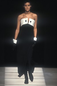1563938548_GiorgioArmani1992WomenRTW94.thumb.jpg.da4df75da75bbde8c8edba660255db96.jpg