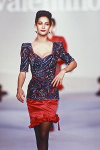1565338351_Valentino1987WomenRTW123.thumb.jpg.23d3ae2260f6a87d9aa61f09bcdc67a6.jpg