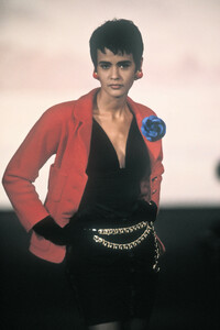 1581204832_Chanel1990HauteCouture32.thumb.jpg.7d725f606eb65463e9c0d774d7d11981.jpg