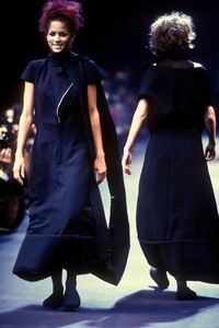 161805598_CommedesGarcons1992WomenRTW30.thumb.jpg.1bc92f24aef8b7ea4c6163e9e5a99484.jpg