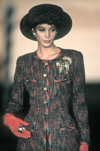 1630946724_Chanel1990HauteCouture39.thumb.jpg.42d6d3ed469155b81b129e4ee8a9d225.jpg