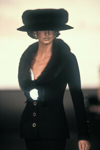 1650847353_Chanel1990HauteCouture12.thumb.jpg.7abbc02d0e304238480adb5e6f0e9487.jpg