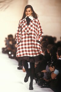 1701383715_KarlLagerfeld1988WomenRTW10.thumb.jpg.acfaec346619d629d93beddc39484f1a.jpg
