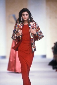 1752160117_Valentino1989WomenRTW222.thumb.jpg.89b9cb34105008755175dc761f89b67a.jpg