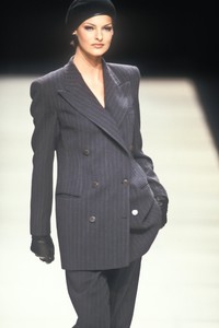 1848670722_GiorgioArmani1992WomenRTW10.thumb.jpg.da488ef73385776fb48df21fbcbdb744.jpg