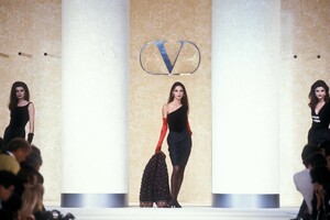 1898672446_Valentino1989WomenRTW204.thumb.jpg.c597f92216eb1932e4a34996875a1359.jpg