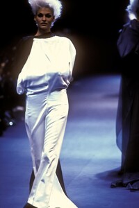 1956018361_CommedesGarcons1992WomenRTW8.thumb.jpg.6f78011f09db2d56554fc7e509af80fc.jpg