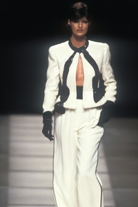 1961460031_GiorgioArmani1992WomenRTW121.thumb.jpg.a2fd86b35de1be3c145d1689cf6a20e8.jpg