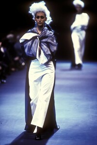 1984240526_CommedesGarcons1992WomenRTW1.thumb.jpg.3cdefe5e0077dbc0fc4eefeea01ddbac.jpg