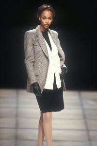 1998641596_GiorgioArmani1992WomenRTW52.thumb.jpg.01d3b61388c5bdb78f8679757223a1d6.jpg