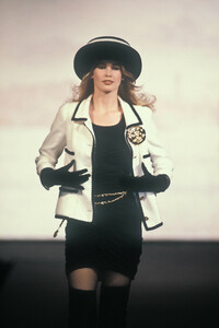 2011672811_Chanel1990HauteCouture38.thumb.jpg.dcab1665fdba2153cf22628f1caab698.jpg