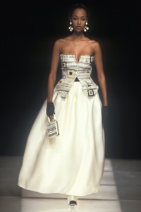 2049484983_GiorgioArmani1992WomenRTW126.thumb.jpg.55b093bd32f8625fa2725731bcc8a69e.jpg