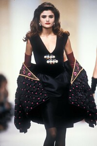 2124087498_Valentino1989WomenRTW231.thumb.jpg.0c6b5b33912420caa8566ac6678cde4e.jpg