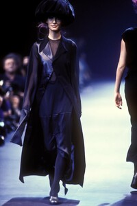 264485120_CommedesGarcons1992WomenRTW80.thumb.jpg.41ba2d5aeb34f3b25d4c7e12a8bfb3fa.jpg