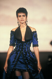 281754497_Chanel1990HauteCouture11.thumb.jpg.572c7b5fcbfc0723c404a0359ec90e60.jpg