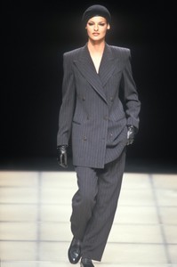 324367014_GiorgioArmani1992WomenRTW9.thumb.jpg.99567816144719a5afed26195dc7e67e.jpg