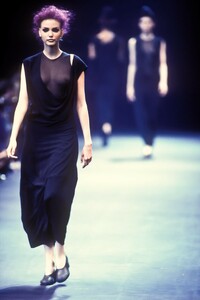 339259499_CommedesGarcons1992WomenRTW58.thumb.jpg.4976c32a817487b9e7fe9eb3b38feee3.jpg