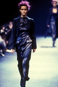 393416707_CommedesGarcons1992WomenRTW26.thumb.jpg.90d64ac4e562209f7b89ea6a6096cafc.jpg