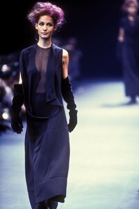 394849936_CommedesGarcons1992WomenRTW55.thumb.jpg.fbb2a1074d3c30c9ec18e9c115bea688.jpg