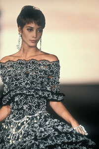 454342601_Chanel1990HauteCouture7.thumb.jpg.536677a83125c4d8f2fed886a762d83b.jpg