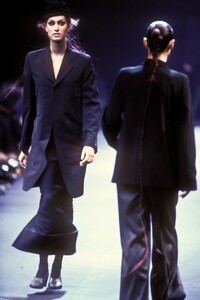 51220320_CommedesGarcons1992WomenRTW85.thumb.jpg.5df44d1d5a401ca60a25ca887308f53c.jpg