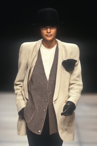 537169584_GiorgioArmani1992WomenRTW56.thumb.jpg.2336e94b968384305eb8b845a0b1c38b.jpg