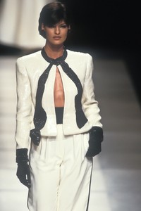 576723831_GiorgioArmani1992WomenRTW122.thumb.jpg.bc773365a046617c7d4cc5532ab26668.jpg