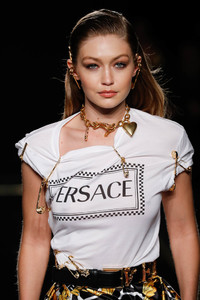 600347521_GigiHadidVersaceFall2019Runwayrg24OlGjq1Lx.thumb.jpg.9e2b9ea480aef1b29ff4286cb08a643f.jpg