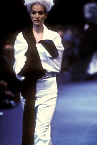 624993056_CommedesGarcons1992WomenRTW5.thumb.jpg.21a18484d79de3fa4cf2a192e35c0a06.jpg