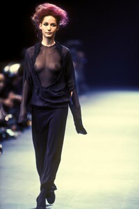 693477576_CommedesGarcons1992WomenRTW59.thumb.jpg.d3622d14e04e8b27b1a50f456643a840.jpg