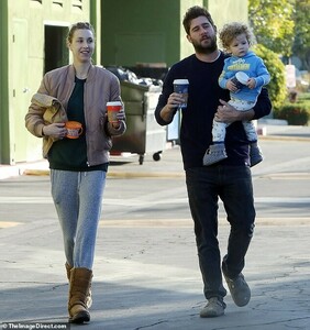 7533998-6505231-Quality_time_Whitney_Port_was_spotted_out_and_about_with_husband-m-87_1545075955608.jpg