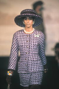 772272540_Chanel1990HauteCouture46.thumb.jpg.7340e75e8cdcedc23acc7b080ba910cc.jpg