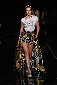 791900018_GigiHadidVersaceFall2019RunwayLGiXq0ROf69x.thumb.jpg.18f13114881d15f4c0f71dfd0fc605df.jpg