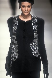 810223572_GiorgioArmani1992WomenRTW101.thumb.jpg.81cb726d2e9f2db328a07ed719bd058b.jpg