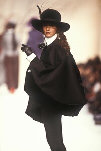 810628974_KarlLagerfeld1988WomenRTW179.thumb.jpg.f921057e3ab8c82da7250ccbd41c99b8.jpg