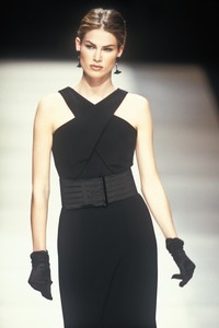 865491836_GiorgioArmani1992WomenRTW96.thumb.jpg.29d8fc1a0f942dd4fb3673dc0ab08d25.jpg