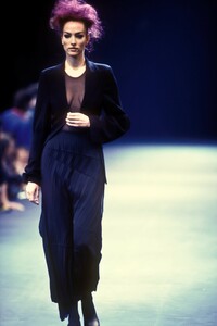 866579133_CommedesGarcons1992WomenRTW19.thumb.jpg.1a70488134ae7435ac8ac04af39dda47.jpg
