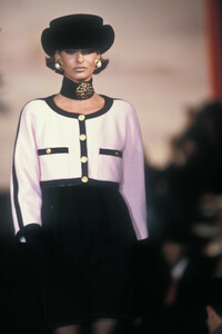 877531245_Chanel1990HauteCouture34.thumb.jpg.94ad9dcd2c48b09eb284c3570e76a597.jpg