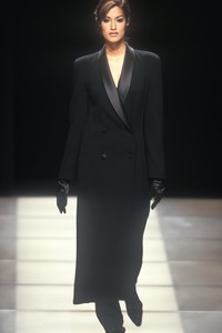 878759139_GiorgioArmani1992WomenRTW6.thumb.jpg.fa8f28ce46baa0bbe4d908060e8bfa00.jpg
