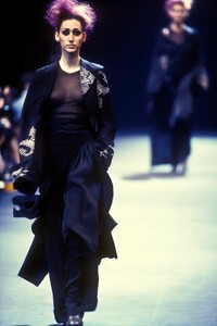879290486_CommedesGarcons1992WomenRTW32.thumb.jpg.5e1be297a24010af285f4c7e27628fde.jpg